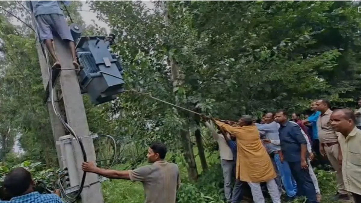 समर्थकों के साथ खराब ट्रांसफार्मर उतारते मंत्री सुरेश राही (पीले कपड़े में)- India TV Hindi