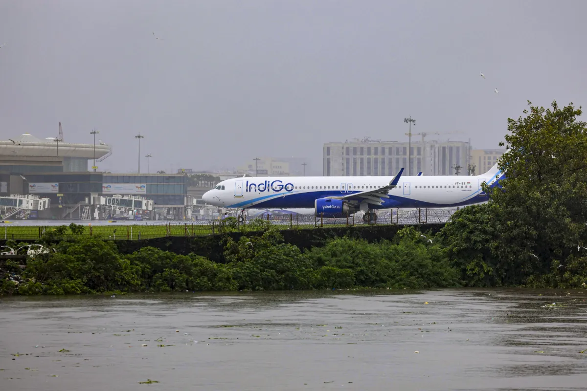 अबू धाबी जा रही Indigo की फ्लाइट में आई खराबी।- India TV Hindi