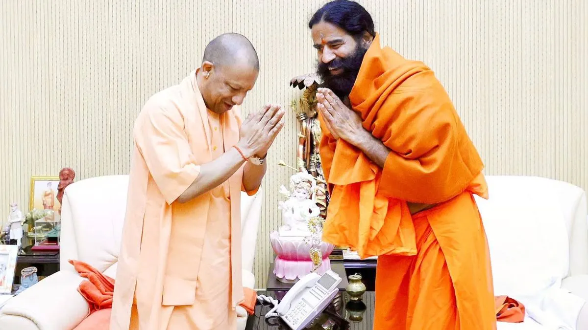 सीएम योगी से मिलते बाबा रामदेव- India TV Hindi