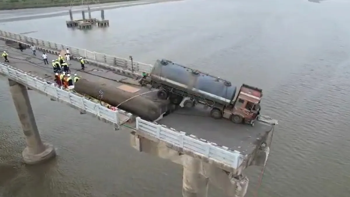 गिरा पुल, फंसा ट्रक- India TV Hindi