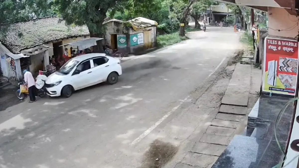 तेज रफ्तार कार की चपेट में आया बुजुर्ग- India TV Hindi