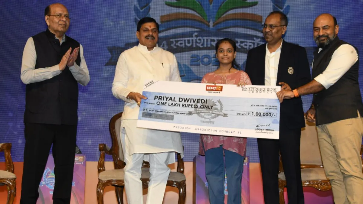 छात्रा को स्कॉरलरशिप देते हुए सीएम मोहन यादव- India TV Hindi