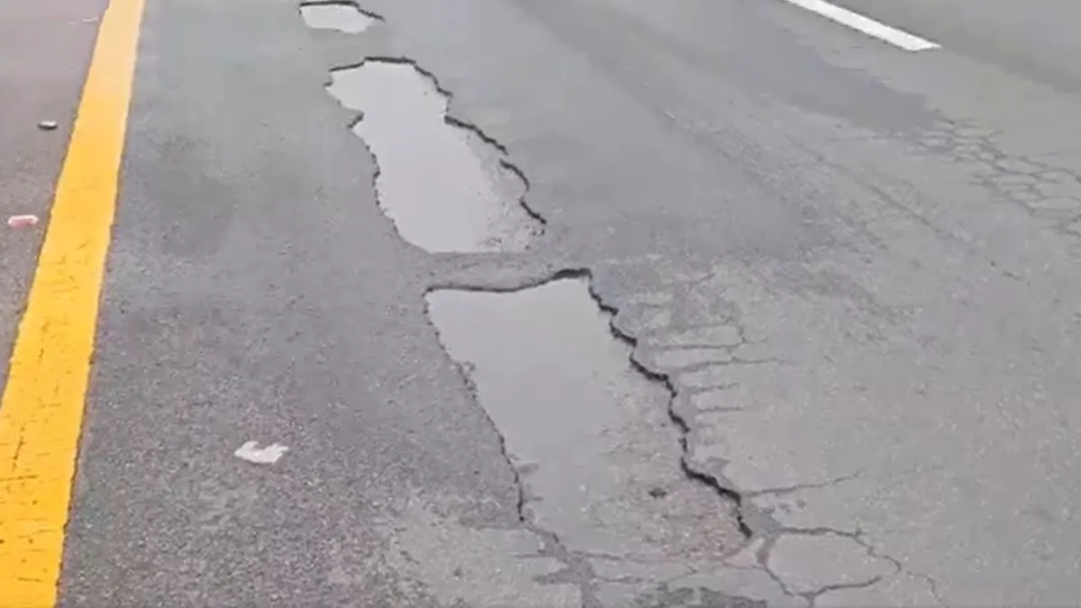 आगरा-लखनऊ एक्सप्रेसवे पर पर गड्ढ़ा - India TV Hindi