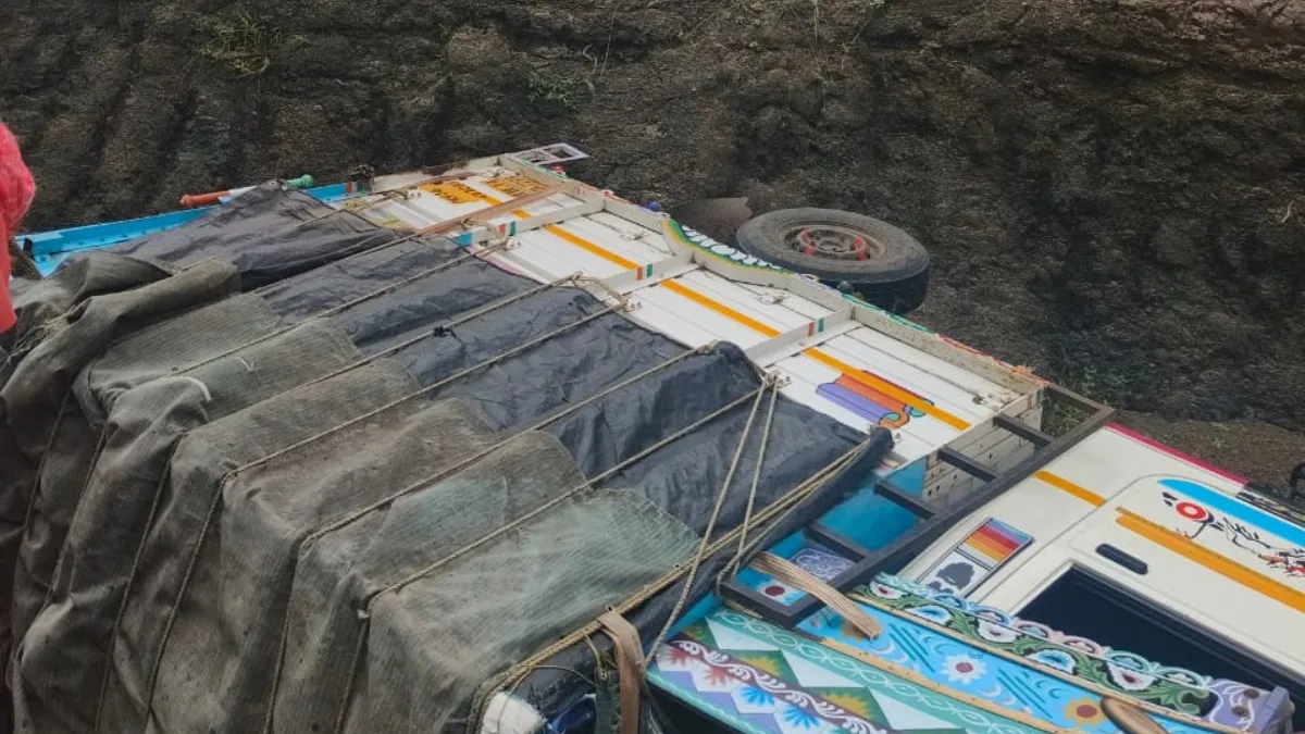 खाई में गिरी पिकअप गाड़ी- India TV Hindi