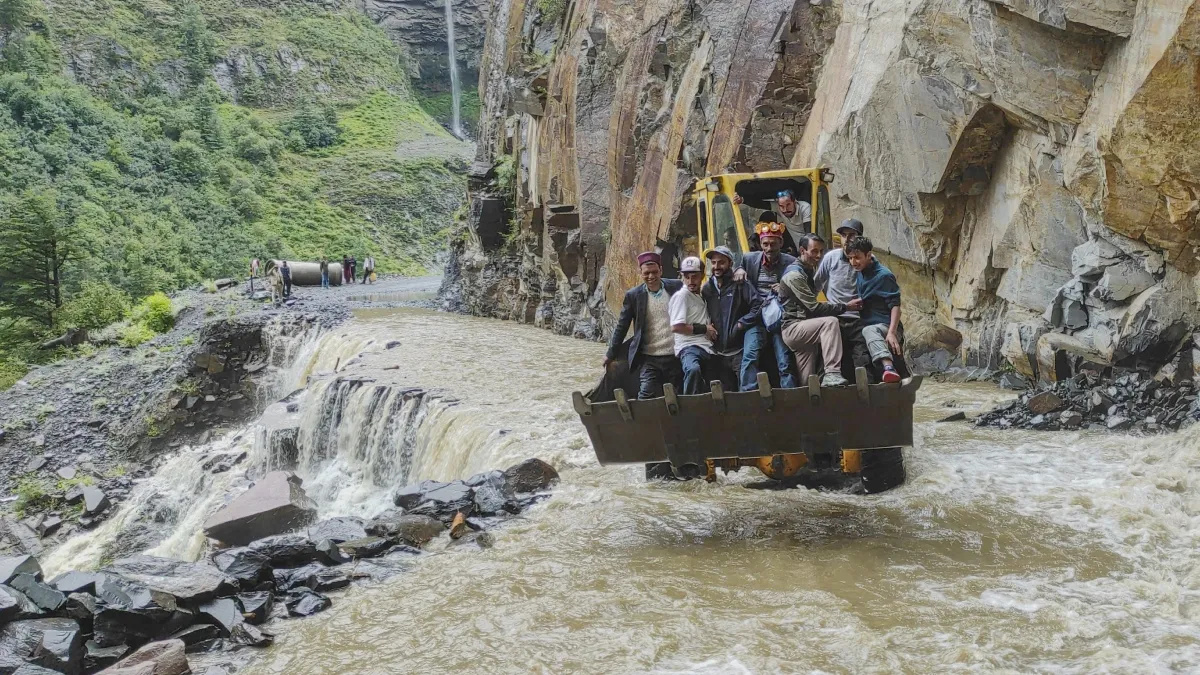 हिमाचल प्रदेश में भारी बारिश का कहर- India TV Hindi