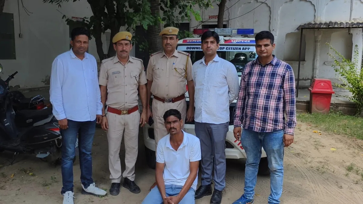 पुलिस की गिरफ्त में आरोपी - India TV Hindi