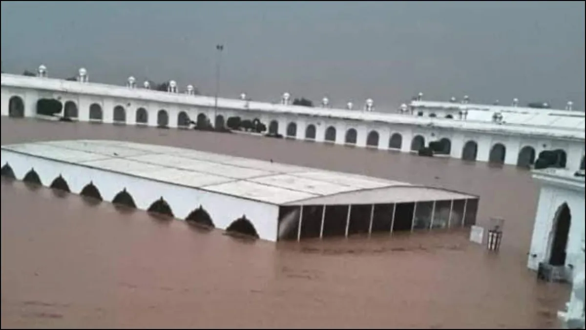 बाढ़ के पानी में डूबा...- India TV Hindi