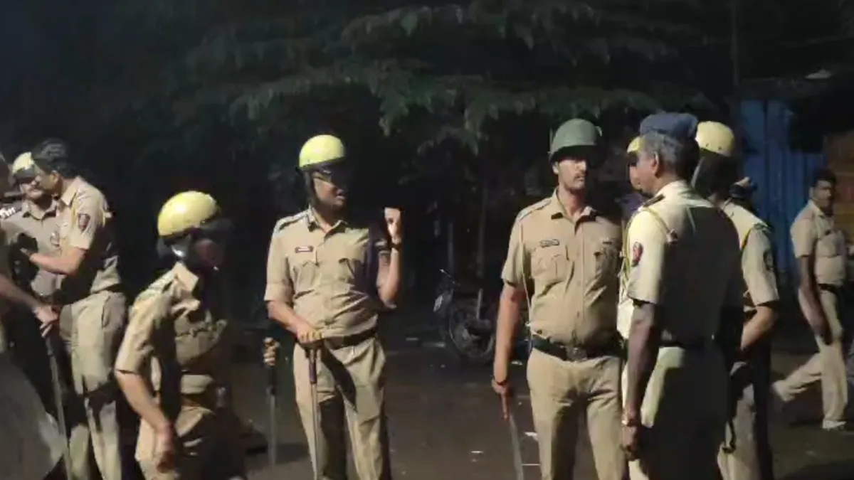 पुलिस पर भी हमला- India TV Hindi
