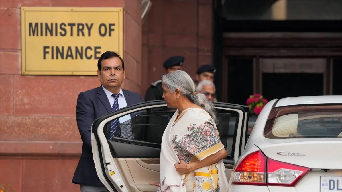 वित्त मंत्रालय पहुंचने पर गाड़ी से उतरतीं वित्त मंत्री निर्मला सीतारमण।- India TV Paisa