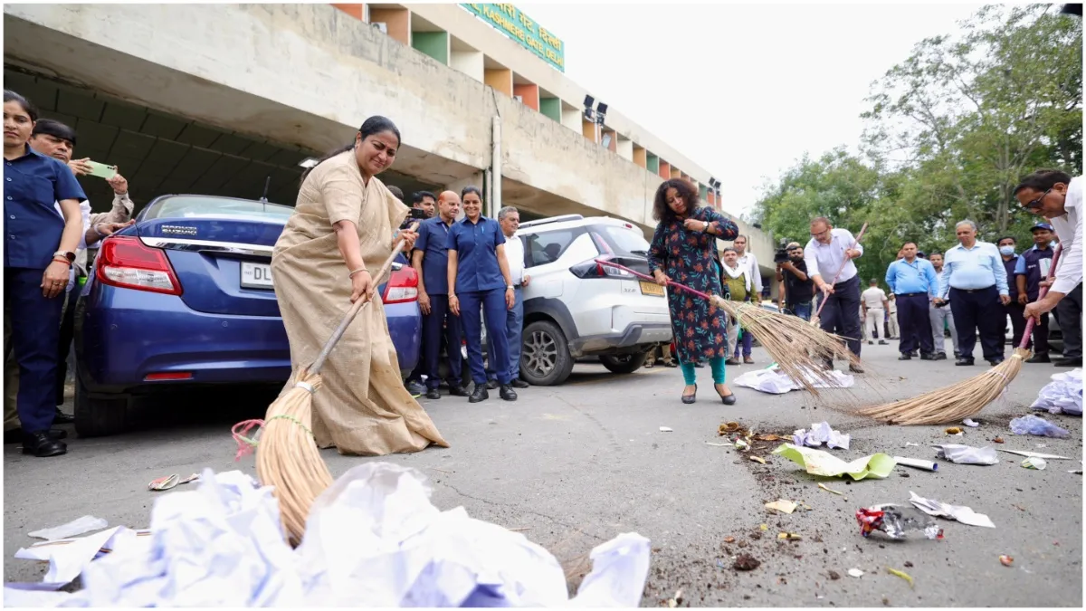 Delhi to be free from garbage cleaning campaign started CM Rekha Gupta sweeps- India TV Hindi