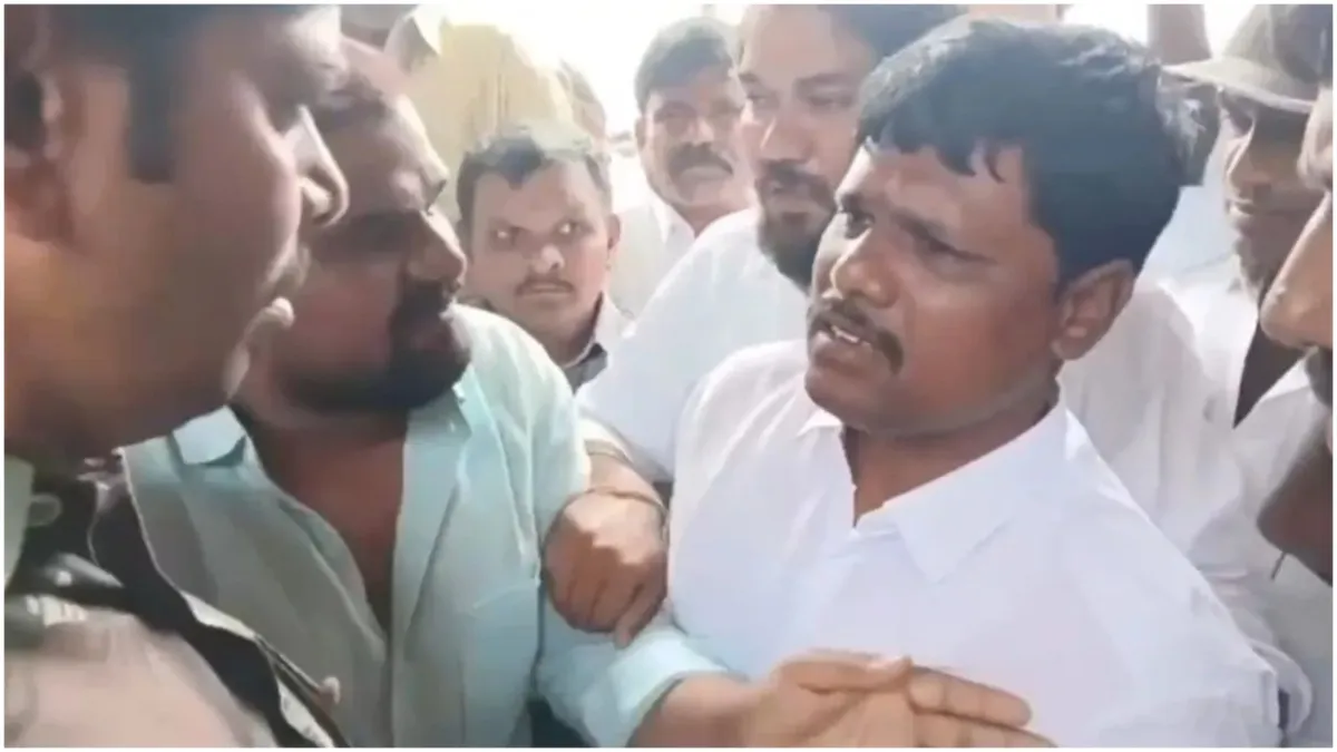Andhra Pradesh Minister BC janardan Reddy brother slapped a constable video went viral opposition su- India TV Hindi