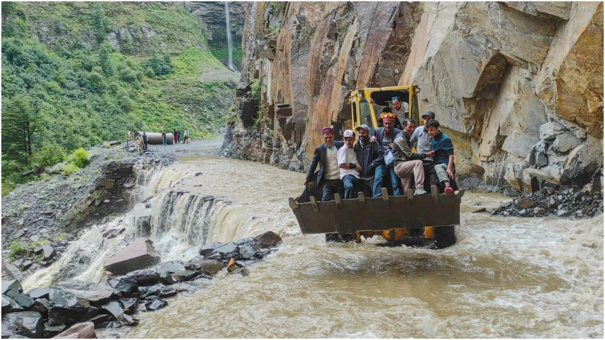 Heavy rain due to cloudburst in Himachal Pradesh Rampur 496 roads in the state closed- India TV Hindi