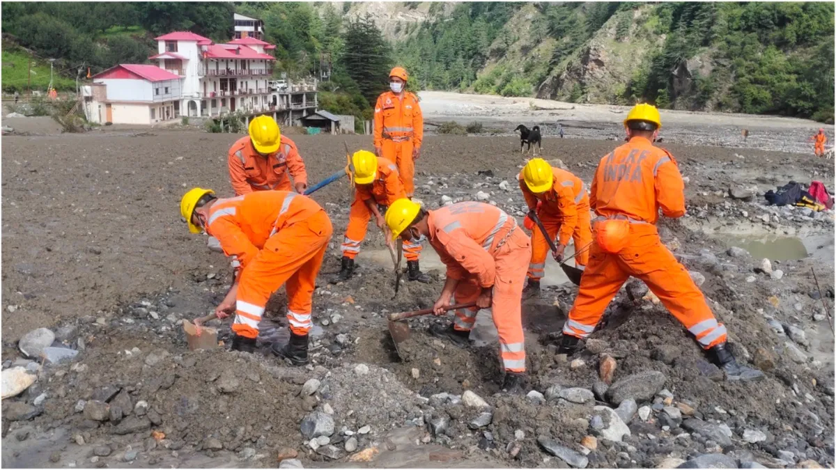 Himachal Pradesh 398 roads closed due to rain vehicles damaged due to uprooted trees in Shimla - India TV Hindi