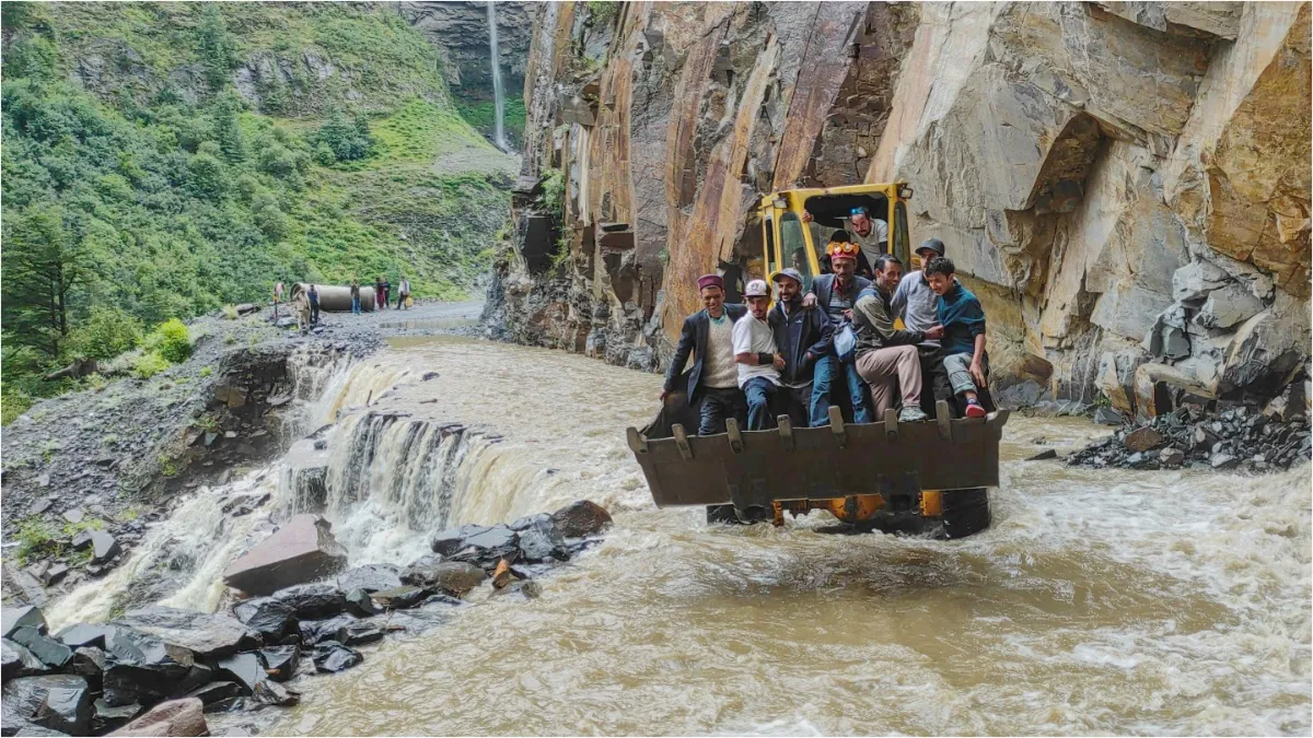 Himachal Pradesh Fear of cloudburst and flood 325 roads closed for traffic- India TV Hindi