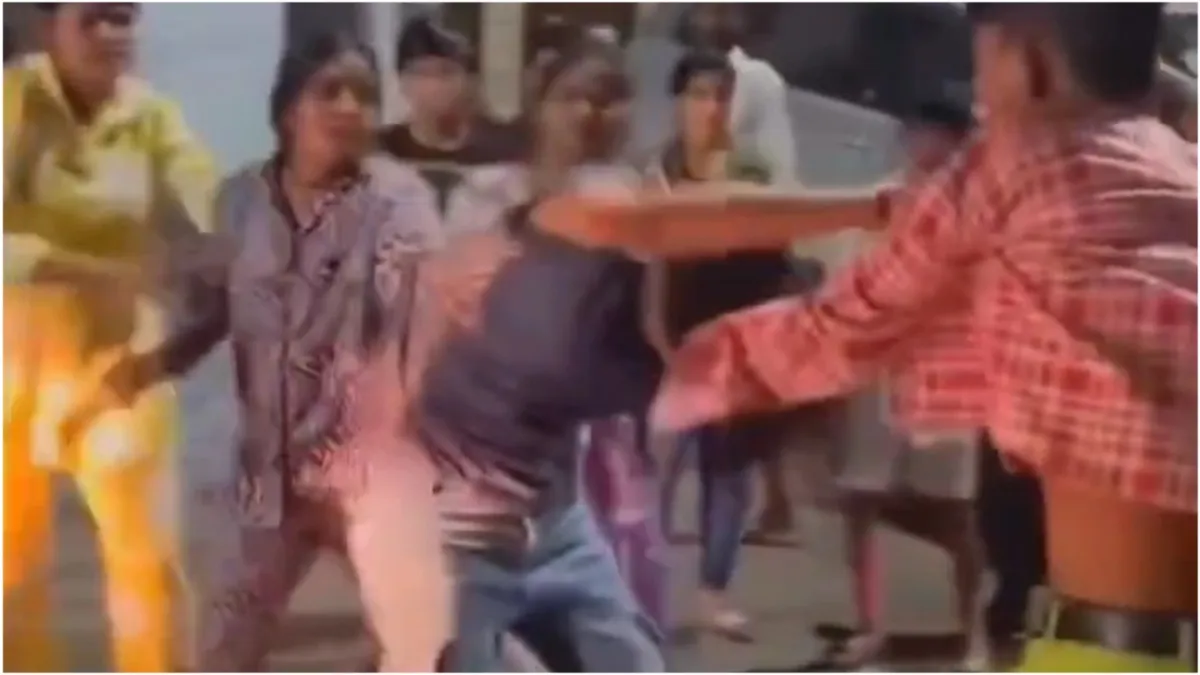 Women safety was violated in the middle of the road in Delhi 1 boy beat up 6 girls- India TV Hindi