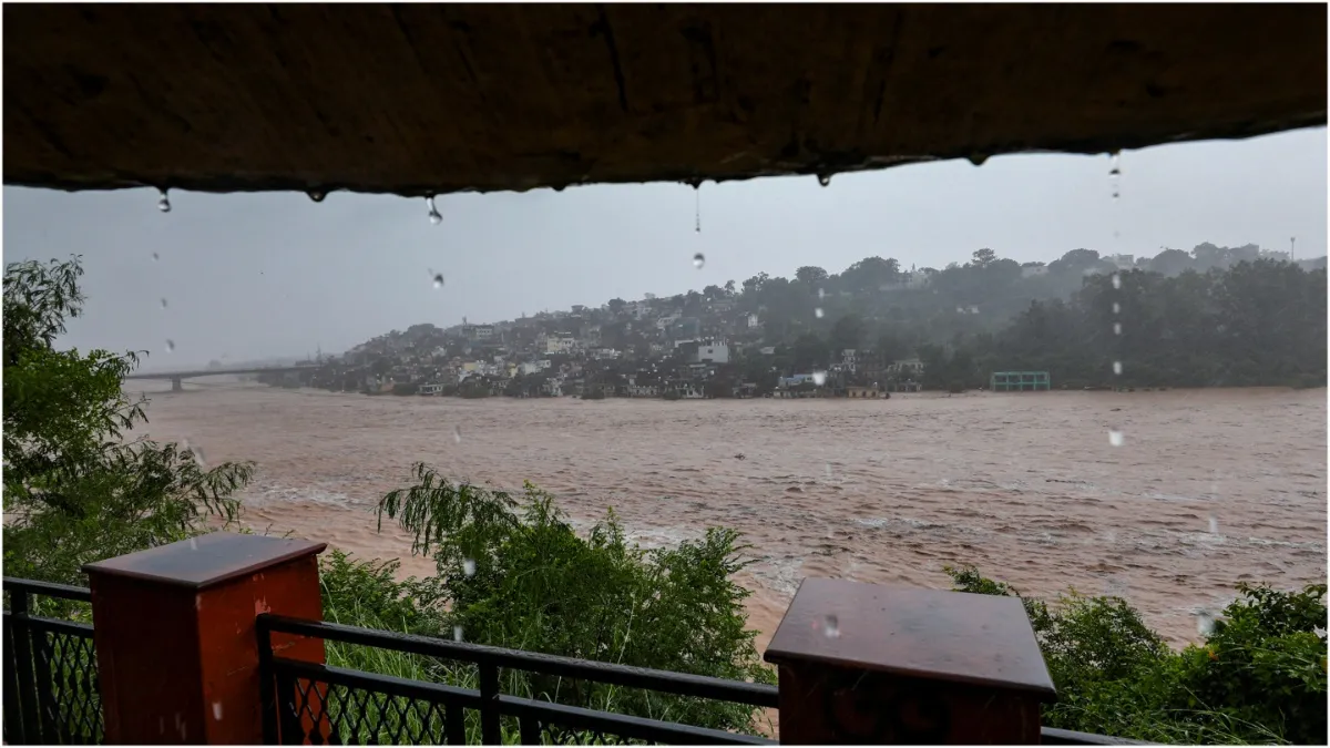 Heavy rains wreak havoc in North India 10 people died in Jammu 18 trains cancelled many schools clos- India TV Hindi