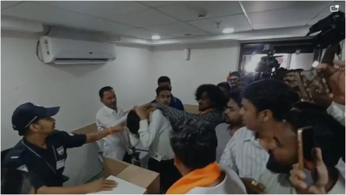 mns workers bank fight- India TV Hindi
