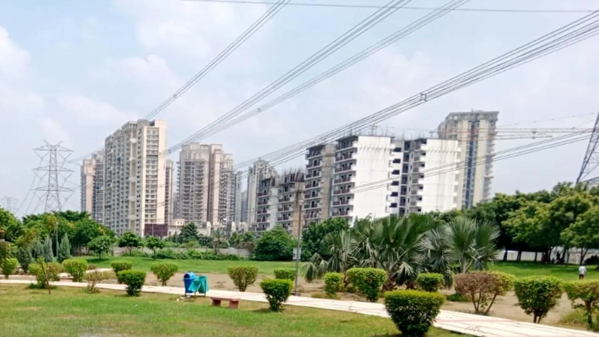 लोगों का कहना है कि कई ग्रुप हाउसिंग सोसायटी में नियम के विपरीत टावरों का निर्माण हुआ है। - India TV Hindi