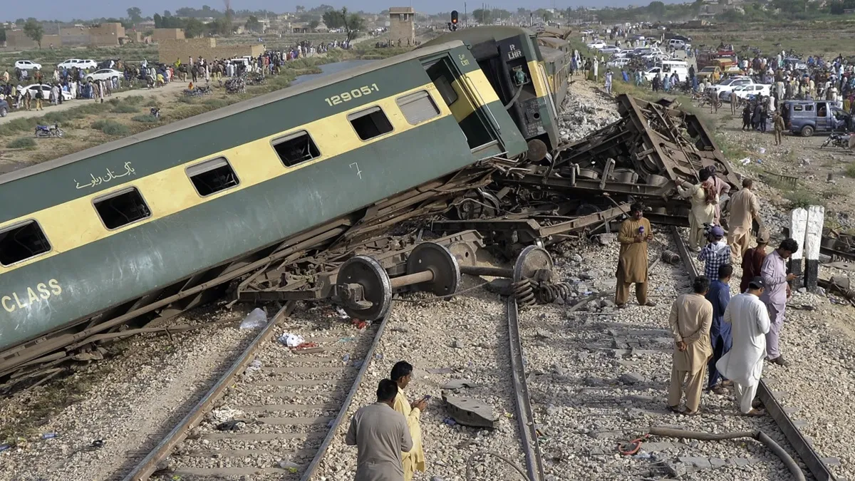Pakistan Train Derail- India TV Hindi