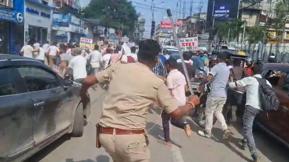 अभ्यर्थियों पर पुलिस ने किया लाठीचार्ज- India TV Hindi