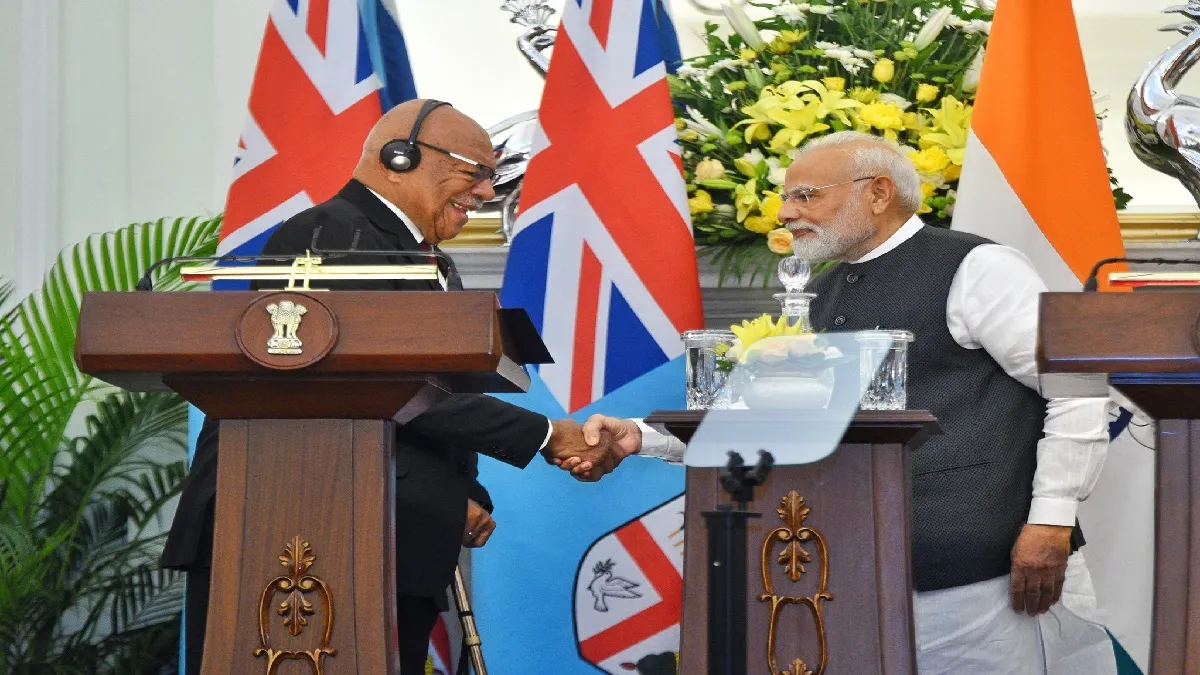 प्रधानमंत्री नरेंद्र मोदी (R) फिजी के प्रधानमंत्री सितवेनी लिगामामादा राबुका (L) - India TV Hindi
