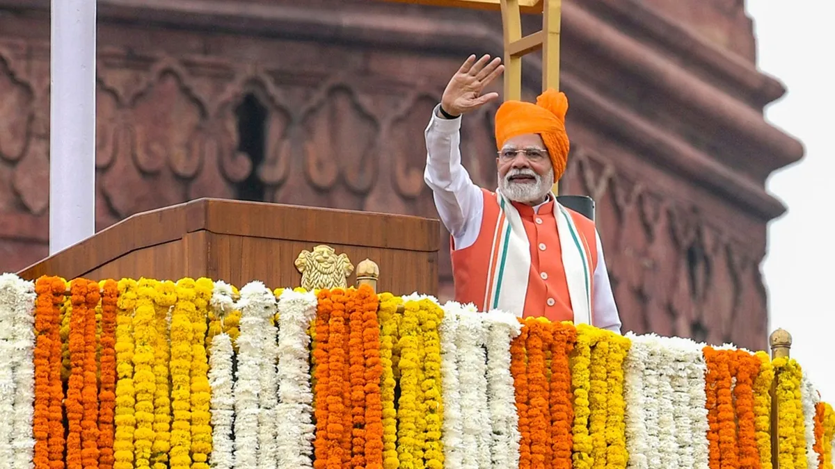 दिल्ली के लाल किले की प्राचीर पर शुक्रवार को स्वतंत्रता दिवस के मौके पर लोगों का अभिवादन करते प्रधान- India TV Paisa