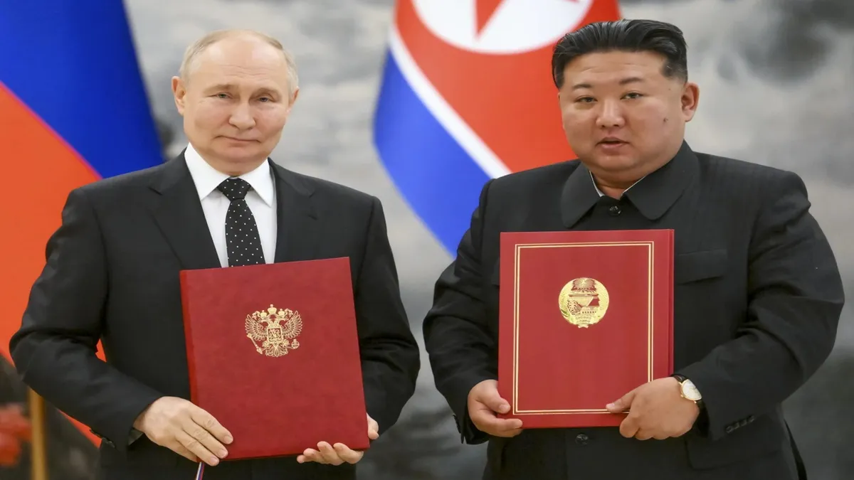 Kim Jong Un (R) Vladimir Putin (L)- India TV Hindi