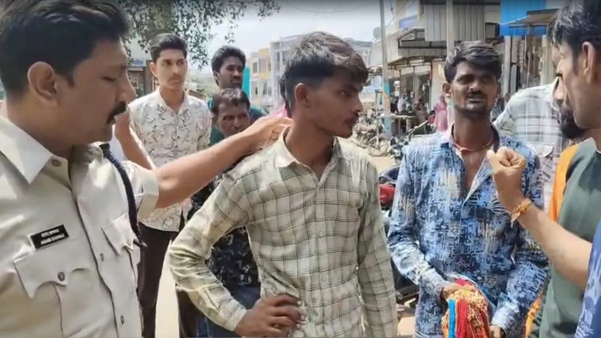 पुलिस ने दोनों युवकों...- India TV Hindi