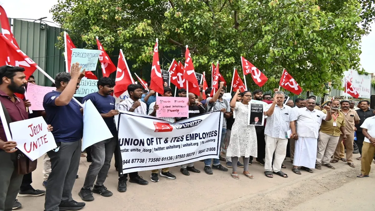 चेन्नई में टीसीएस में छंटनी को लेकर प्रदर्शन में शामिल कर्मचारी और अन्य।- India TV Paisa