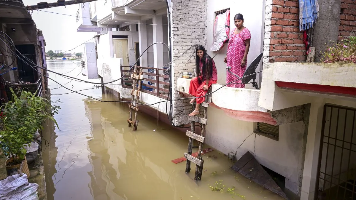 प्रयागराज के छोटा बघारा में मानसून के मौसम में गंगा नदी का जल स्तर बढ़ने पर डूबे हुए घर- India TV Hindi