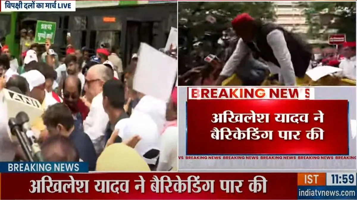 बैरिकेडिंग पर चढ़े अखिलेश यादव- India TV Hindi