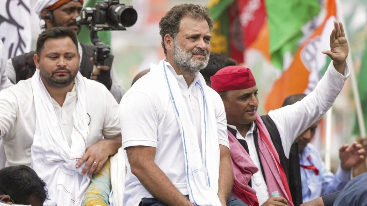वोटर अधिकार यात्रा में तेजस्वी और राहुल गांधी के साथ अखिलेश यादव।- India TV Hindi