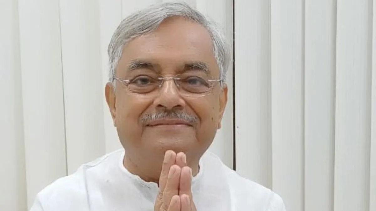 प्रदीप मजूमदार की कार को लॉरी ने मारी टक्कर।- India TV Hindi