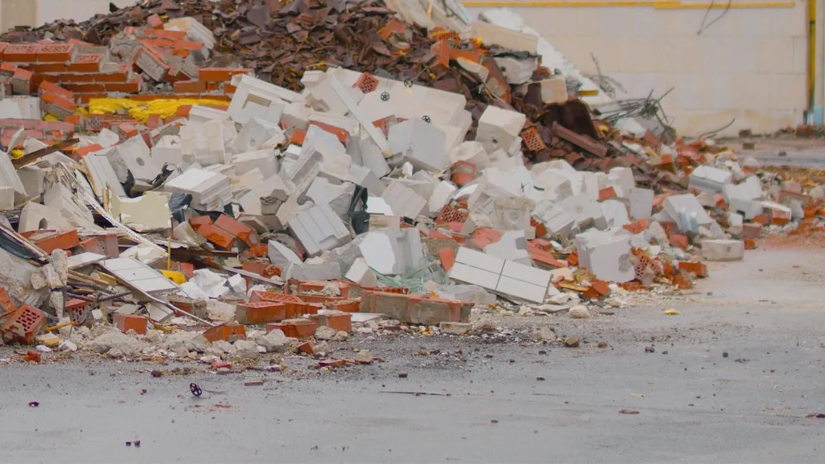 भारी बारिश से गिरी मकान की दीवार।- India TV Hindi