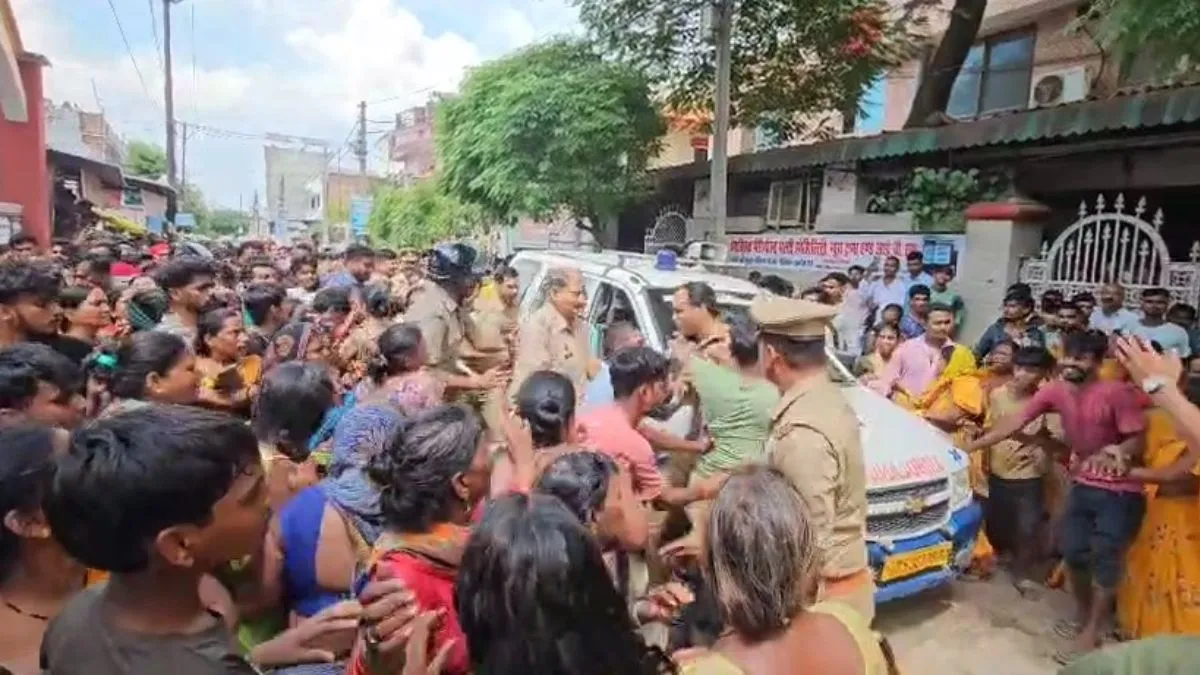 भीड़ और पुलिस के बीच हुई धक्का-मुक्की।- India TV Hindi
