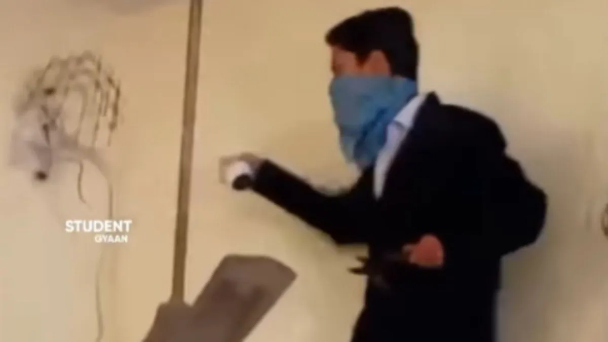 CCTV कैमरा तोड़कर निकालता छात्र- India TV Hindi