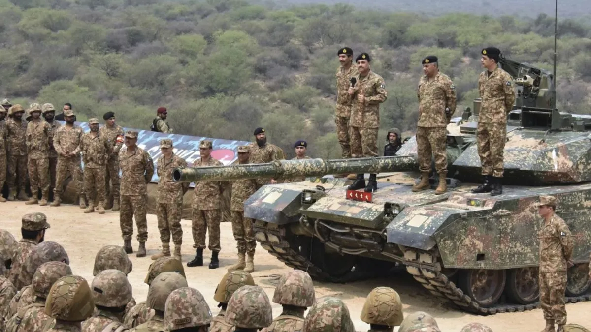 टैंक पर माइक के साथ खड़ा पाक आर्मी चीफ असीम मुनीर।- India TV Hindi