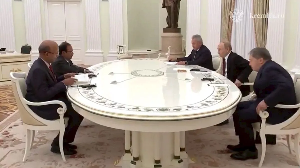 रूसी राष्ट्रपति पुतिन के साथ राउंड टेबल मीटिंग करते एनएसए अजीत डोभाल- India TV Hindi