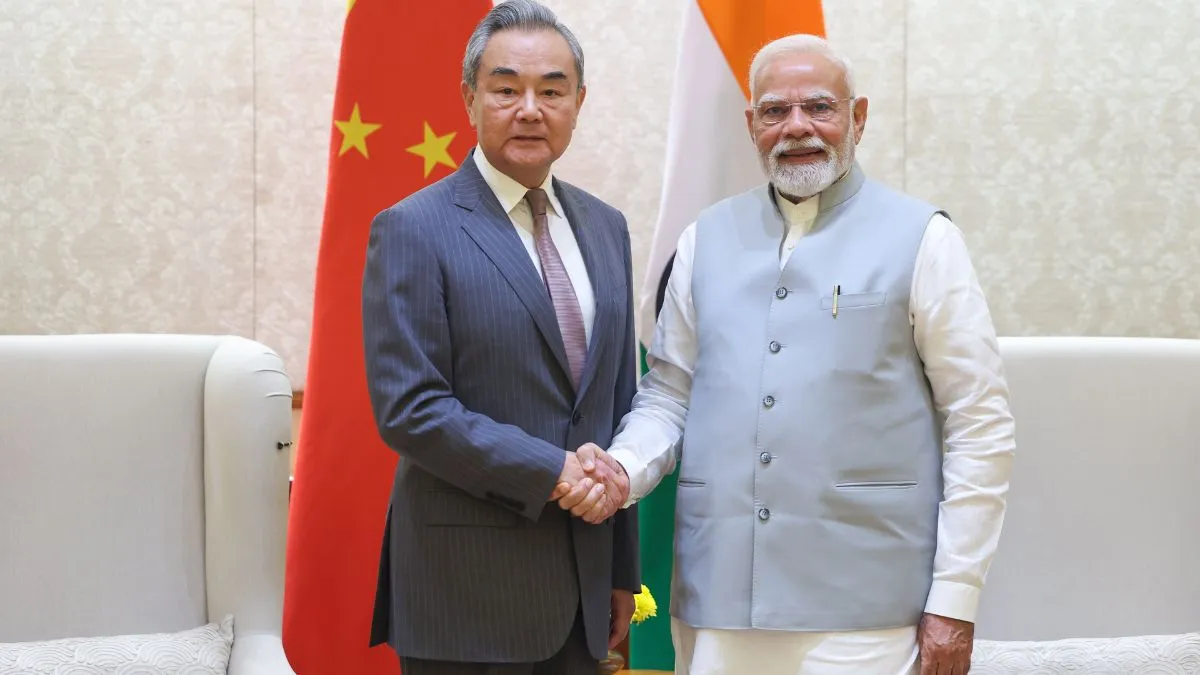चीन के विदेश मंत्री वांग यी और पीएम मोदी। - India TV Hindi
