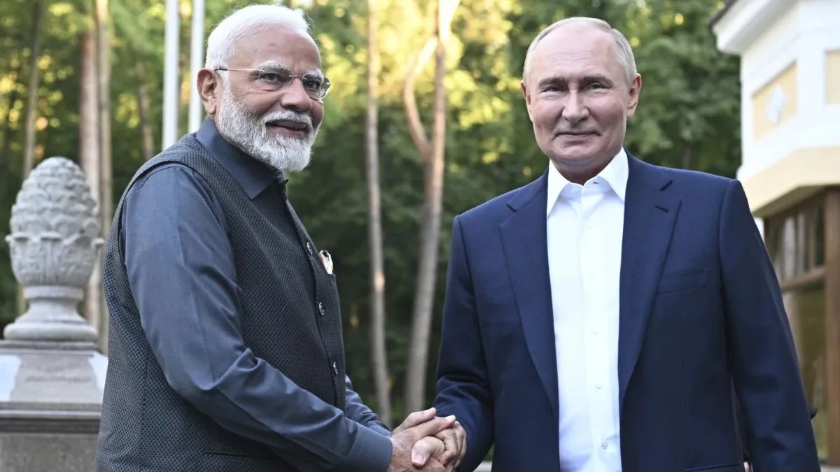 प्रधानमंत्री नरेंद्र मोदी (बाएं) और रूस के राष्ट्रपति व्लादिमीर पुतिन (दाएं)- India TV Hindi