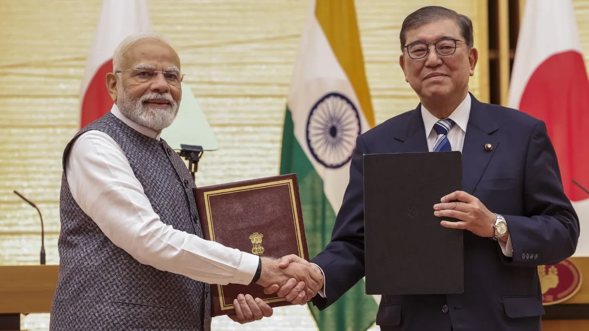 प्रधानमंत्री नरेंद्र मोदी (बाएं) और जापान के समकक्ष शिगेरू इशिबा (दाएं) के बीच करार। - India TV Hindi