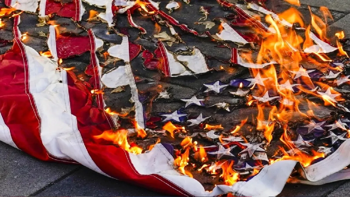 American flag burning- India TV Hindi