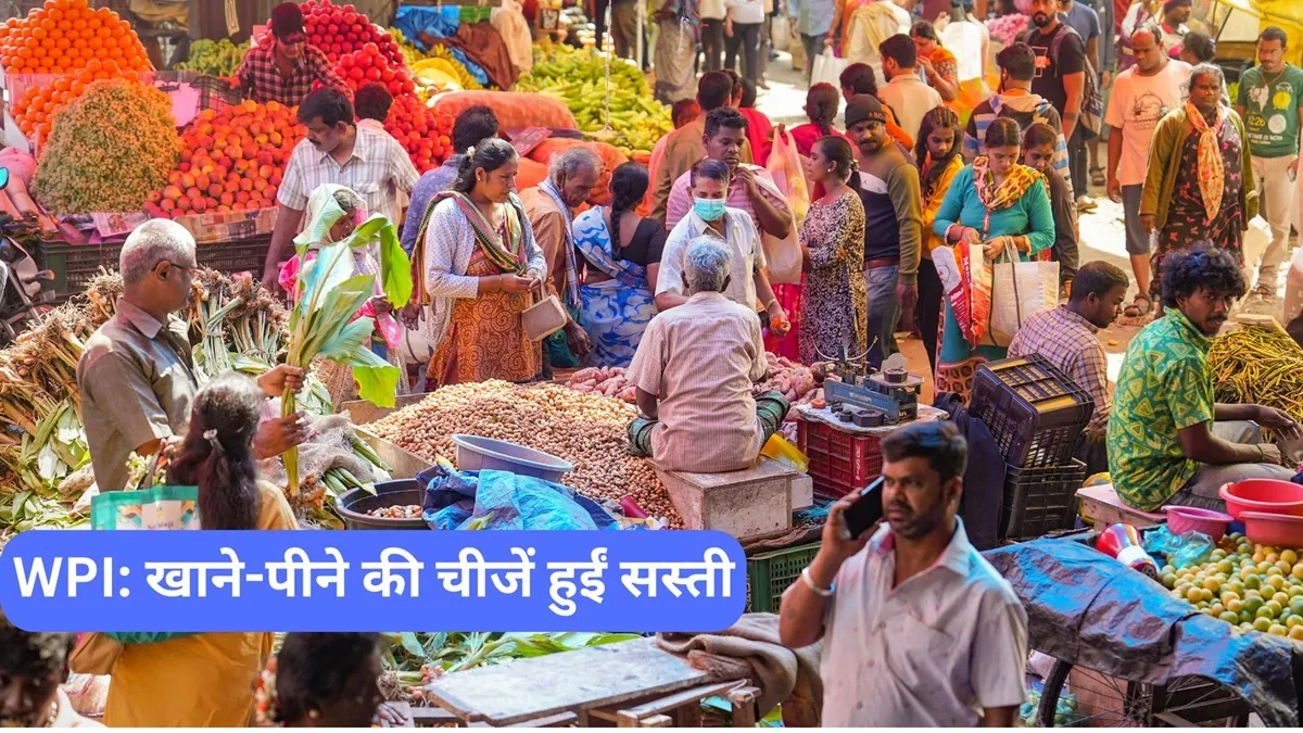 बाजार में खरीदारी करते लोग।- India TV Paisa