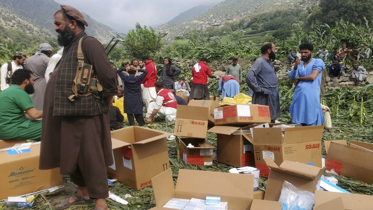 भूकंप पीड़ितों को पहुंचाई जा रही राहत सामग्री- India TV Hindi