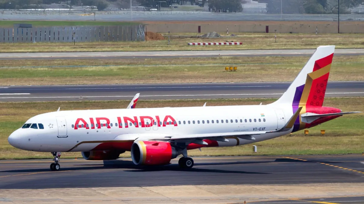 रनवे पर खड़ा एयर इंडिया का एक विमान।- India TV Paisa