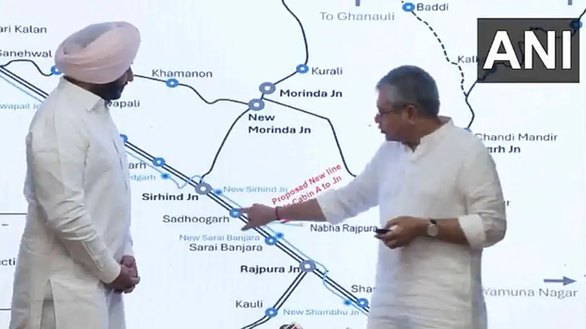 रेल प्रोजेक्ट की जानकारी देते रेल मंत्री अश्विनी वैष्णव।- India TV Paisa