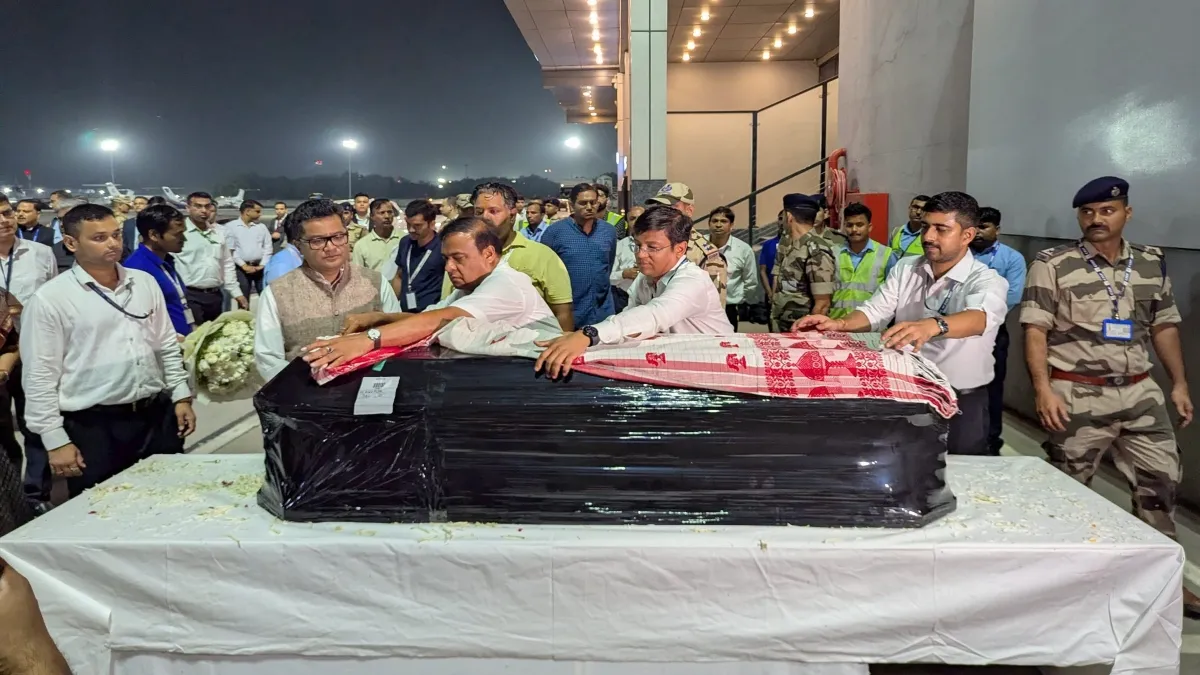 जुबीन गर्ग के शव के साथ असम के सीएम हिमंत बिस्वा सरमा- India TV Hindi