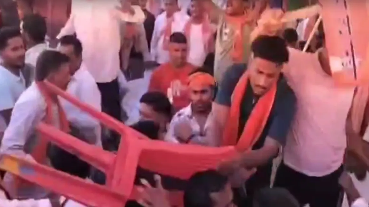 कुर्सियां फेंक कर मारी गईं- India TV Hindi