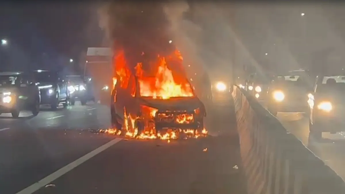 fire in moving car- India TV Hindi