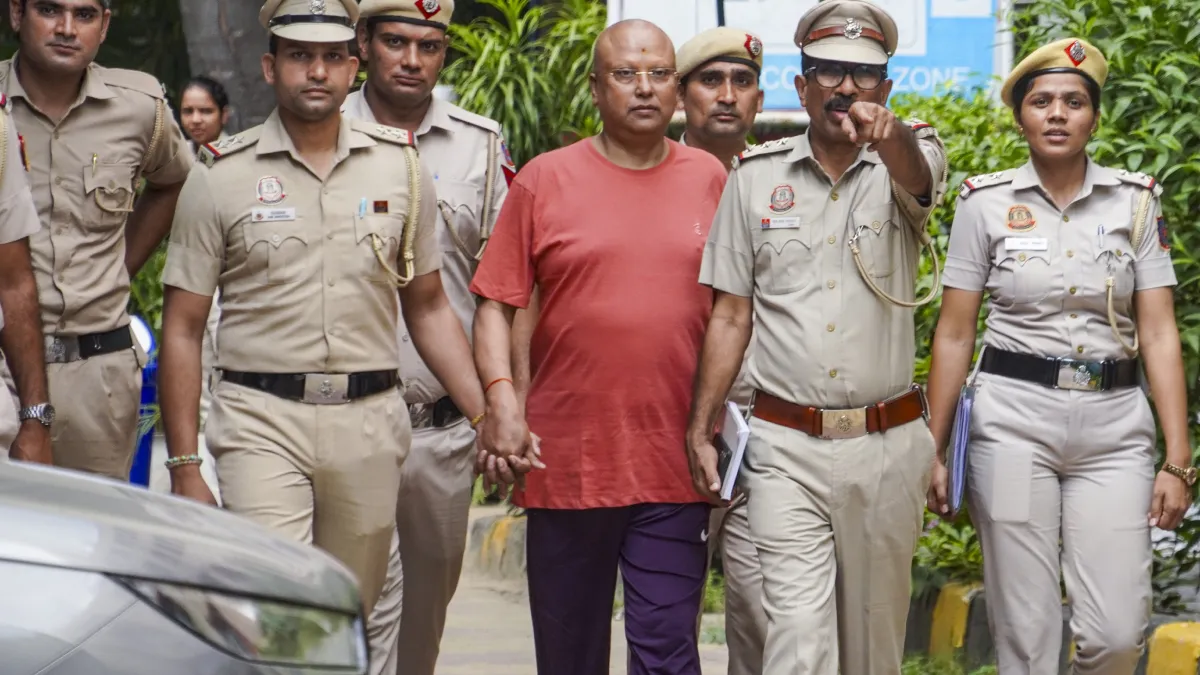 पांच दिन की पुलिस हिरासत में बाबा चैतन्यानंद सरस्वती- India TV Hindi